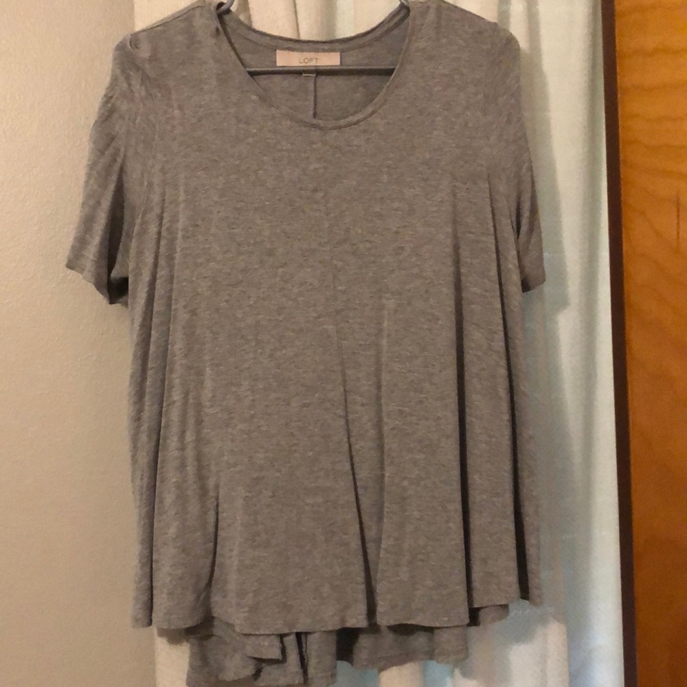grey short sleeve tee